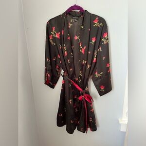 Jones New York Black and Red Floral Robe Flowing Silhouette‎